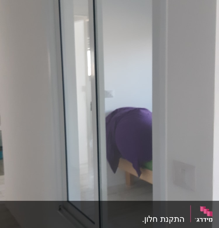 חלון הזזה עם מסגרת אלומיניום לבנה